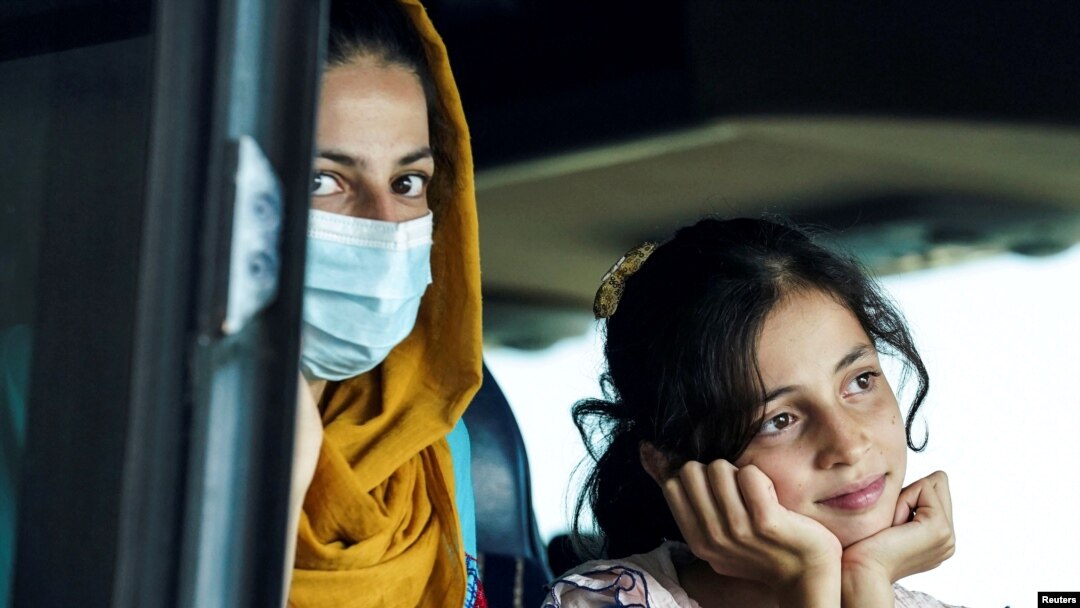 Refugiados afganos llegan al Aeropuerto Internacional Dulles, en Virginia, EE. UU. el 25 de agosto de 2021.