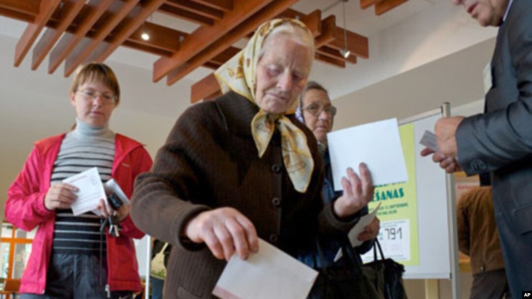 拉脫維亞選民投下選票。