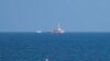 Un barco de la ONG Open Arms se acerca a la costa de Gaza remolcando una barcaza con 200 toneladas de ayuda humanitaria, el 15 de marzo de 2024. 