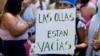 Un manifestante sostiene un cartel que dice "Las ollas están vacías" durante una manifestación contra las reformas económicas del gobierno frente a la residencia presidencial de Olivos en Buenos Aires, Argentina, el martes 23 de enero de 2024. 