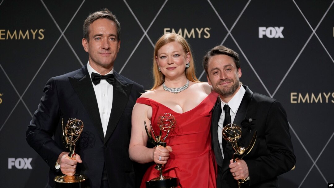 Los premiados Matthew Macfadyen, Sarah Snook y Kieran Culkin de "Succession" posan juntos durante la 75ª edición de los premios Emmy.