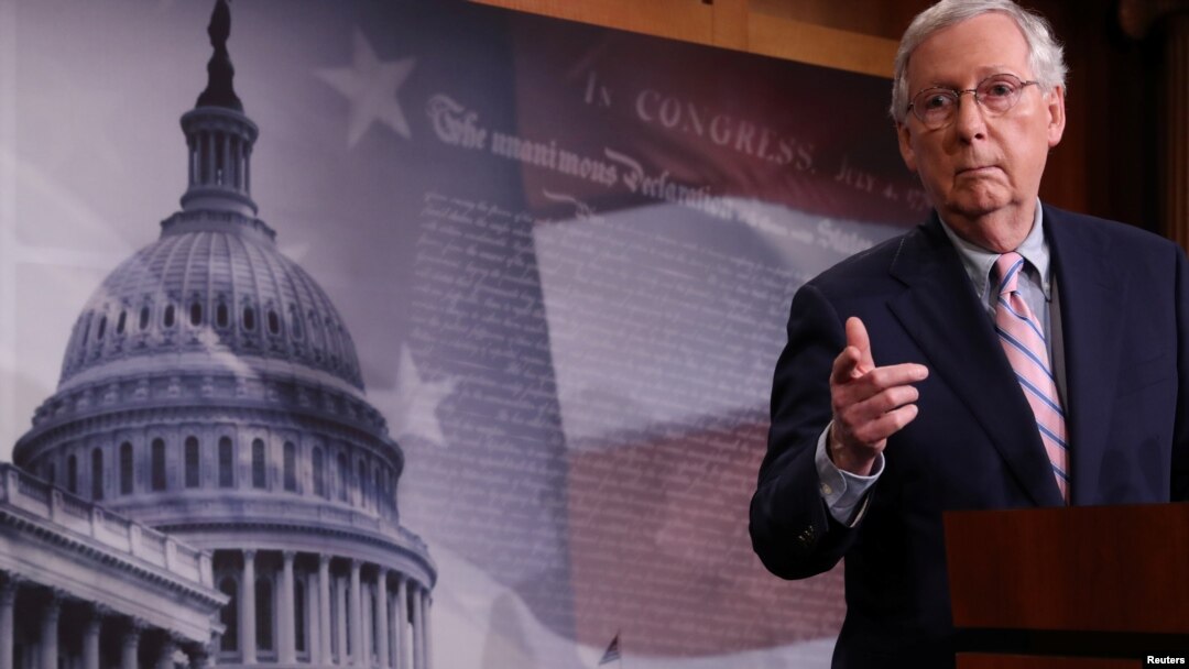Mitch McConnell, líder de la mayoría del Senado habla con periodistas después de la confirmación de Brett Kavanaugh como nuevo juez de la Corte Suprema.