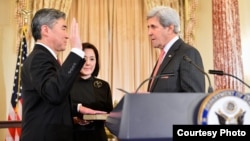 Qasamyod keltirayotgan Sung Kim AQShning Filippindagi yangi elchisi 