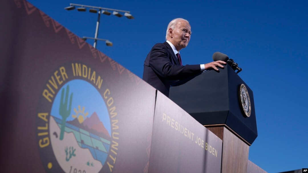 El presidente Joe Biden habla en la escuela comunitaria Gila Crossing en la reserva de la comunidad india Gila River en Laveen, Arizona, el viernes 25 de octubre de 2024. AP