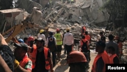 People clear rubble after an earthquake hit Mexico City, Mexico, Sept 19, 2017.