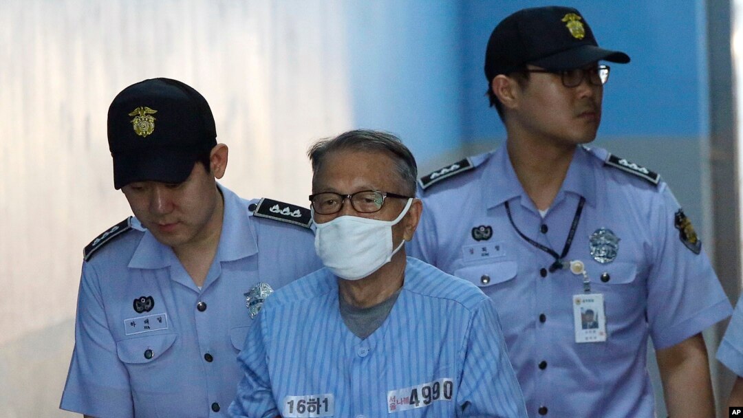 Former presidential chief of staff Kim Ki-choon, center, arrives at Seoul Central District Court in Seoul, South Korea, July 27, 2017.