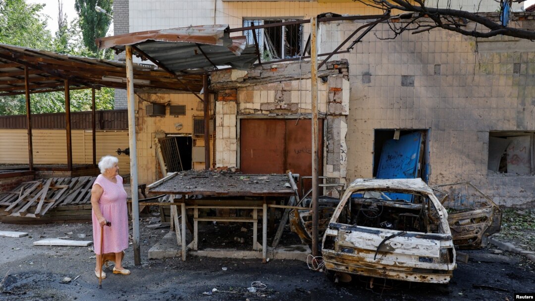 Mesto nedavnog granatiranja u Donjecku, u Ukrajini 22. jula 2024. Lokalne vlasti koje je postavila Rusija navode da je mesto pogođeno u ukrajinskom vojnom udaru. (Foto: REUTERS/Alexander Ermochenko) 