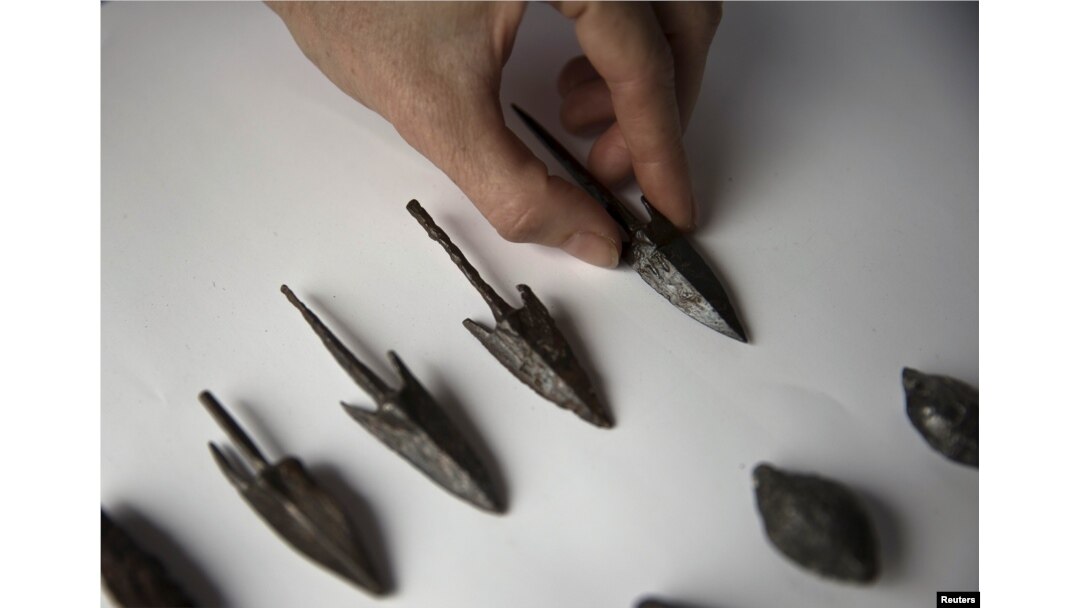 Arrowheads, uncovered by Israeli archaeologists at a site that they say contains the remnants of an ancient Greek fortress, are displayed in Jerusalem, Nov. 3, 2015.