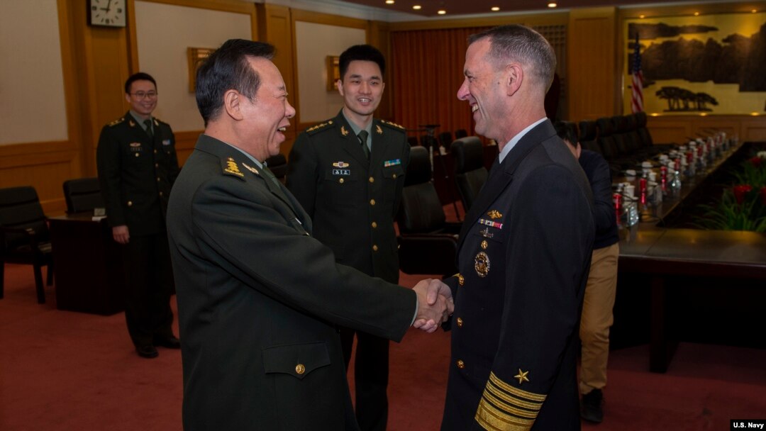 美國海軍作戰部長理查森上將2019年1月15日與中國軍委聯合參謀部參謀長李作成在八一大樓握手（美國海軍圖片）。