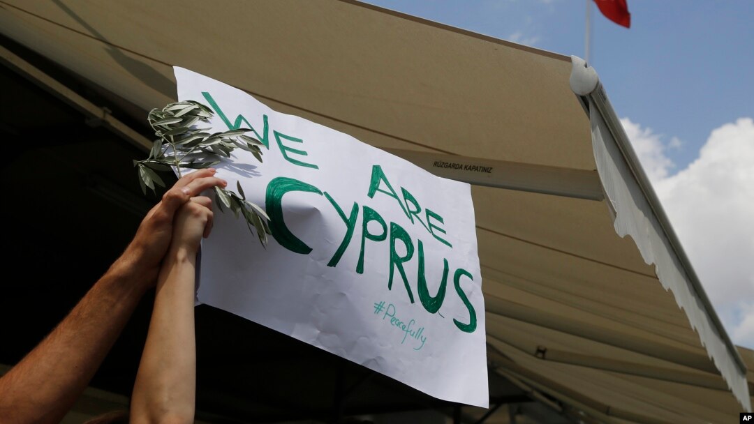 Wani dan kasar Cyprus dauke da kwalin mai rubutun nuna kishin kasa