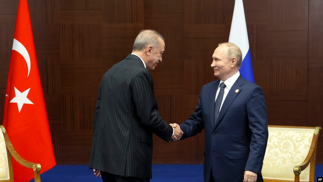 Rais wa Uturuki Tayyip Erdogan (kushoto) na Rais wa Russia Vladimir Putin.