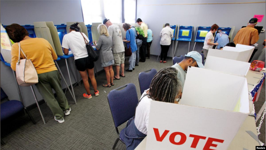 Votaciones para las elecciones generales de 2016, en Carrboro, Carolina del Norte, EE.UU. Foto de archivo.