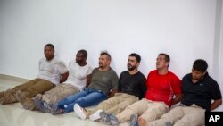 Aechivo - Sospechosos del asesinato del presidente de Haití, Jovenel Moïse, entre ellos los ciudadanos haitiano-estadounidenses son presentados ante los medios en la Dirección General de la policía en Puerto Príncipe, Haití, el jueves 8 de julio de 2021. 