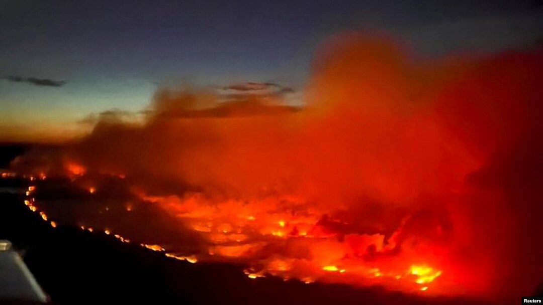 El incendio forestal de Parker Lake en una fotografía aérea tomada por un bombero de B.C. Miembro de la tripulación de los Servicios de Salud de Emergencia, a través de la ventana de un avión, Columbia Británica, Canadá, 10 de mayo de 2024. 
