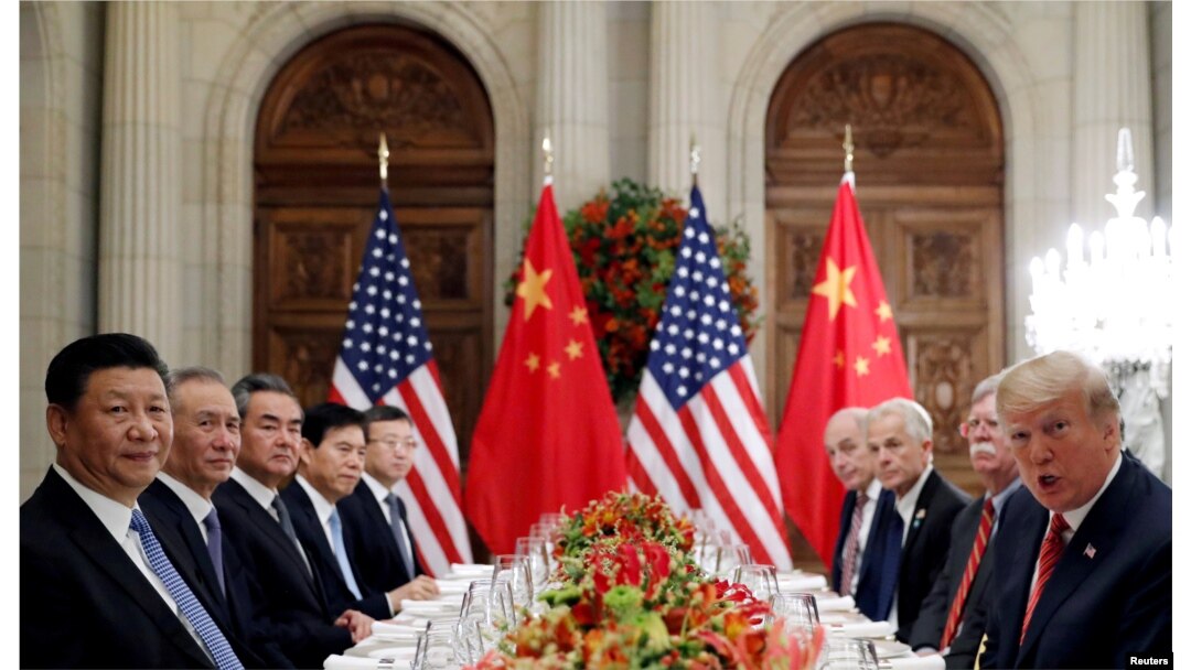 美國總統特朗普(右一)和中國國家主席習近平(左一)出席在阿根廷布宜諾斯艾利斯舉行的G20領導人峰會後的工作晚宴。(2018年12月1日)