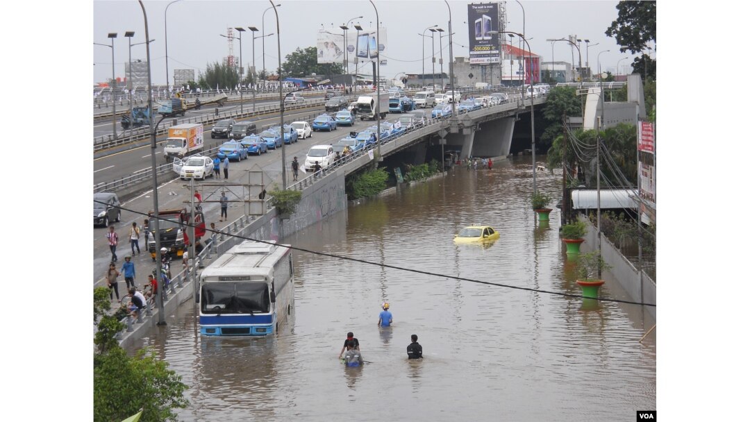 Even before the peak rainy season, flooding has closed roads and displaced thousands in Jakarta, Feb. 10, 2015. (A. Lala/VOA)