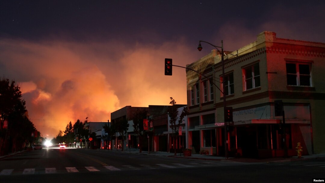 California enfrenta apagones por riesgo de incendios en el sur del estado. Foto de archivo. Incendio Thomas en Santa Paula, California, el 5 de diciembre de 2017. Reuters/David McNew.
