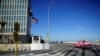Vista lateral de la Embajada de EE. UU. en La Habana, Cuba, frente al Malecón, el 1 de noviembre de 2018.
