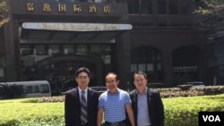 廣州律師陳進學(右)在酒店前與馮崇義(中)留念 (來自陳進學律師推特圖片）