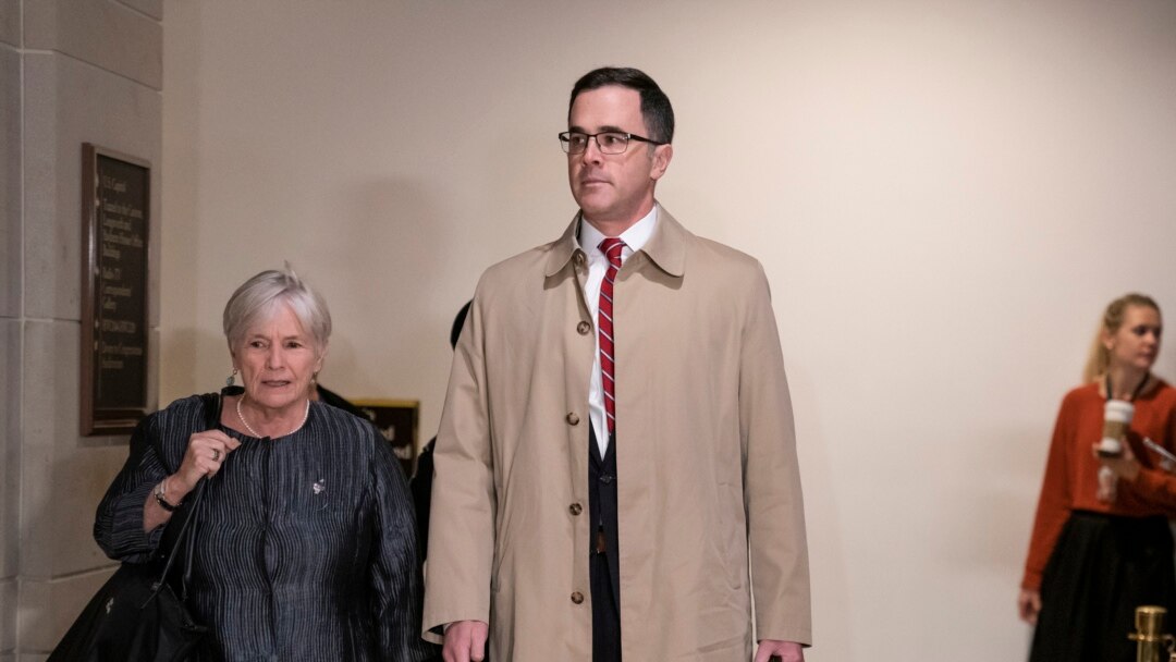 Tim Morrison, el ex principal asesor de seguridad nacional del presidente Donald Trump, llega a una reunión a puerta cerrada para testificar como parte de la investigación de juicio político al presidente Donald Trump en el Capitolio en Washington, el jueves 31 de octubre de 2019.