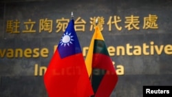 台灣駐維爾紐斯的台灣代表處裡擺放的台灣與立陶宛旗幟。（2022年1月20日）