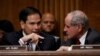 ARCHIVO - El senador Marco Rubio habla con el senador Jim Risch mientras el 13 de junio de 2017.