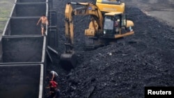 中國遼寧省瀋陽市一座火力發電廠的工人正在卸煤（2011年7月30日）