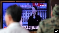4일 한국 서울역에 설치된 대형 TV에서 북한 김여정 제1부부장 발언 관련 뉴스가 나오고 있다.