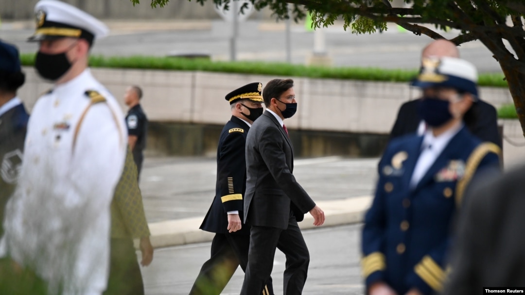 El jefe del Estado Mayor Conjunto de las Fuerzas Armadas de EE.UU., el coronel Mark Milley, al fondo, junto al secretario de Defensa, Mark Milley, durante una ceremonia en el Pentágono, el pasado 11 de septiembre.