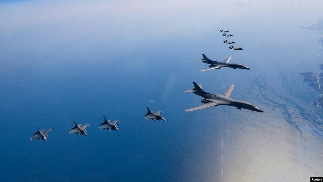 미 공군 B-1B(가운데) 전략폭격기 2대와  F-16 전투기들이 한국 공군 F-35A 스텔스 전투기들과 연합공중훈련하고 있다. 