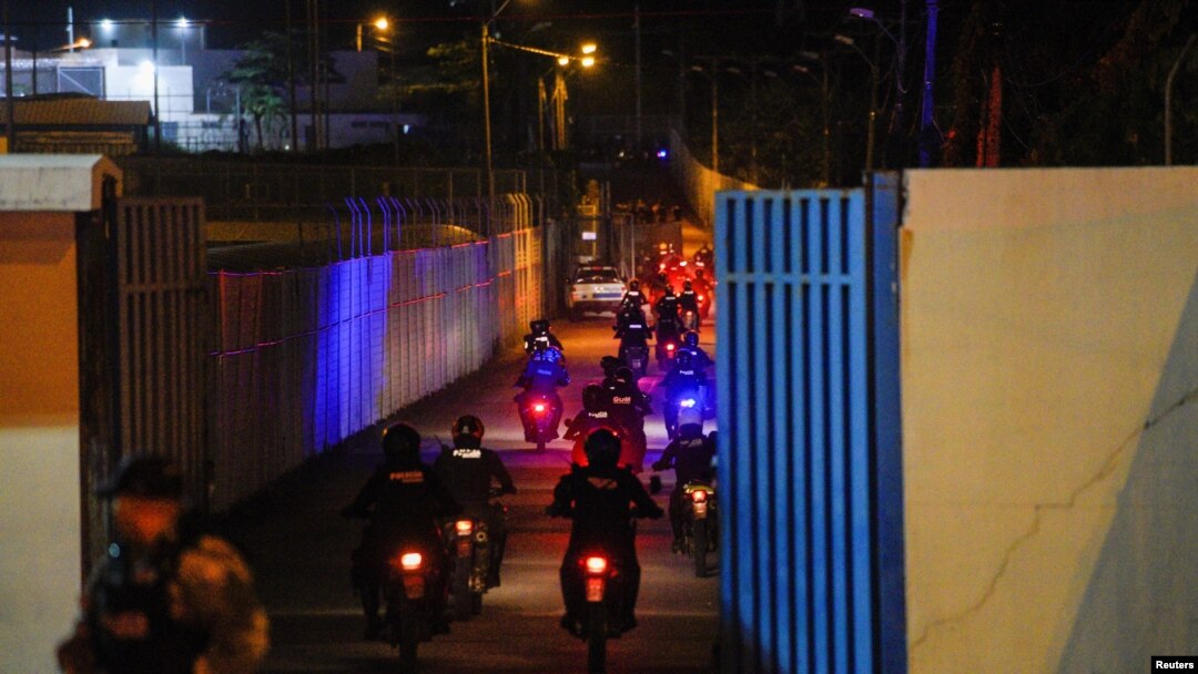 Policías entran en motos en una prisión de Guayaquil, Ecuador, para tratar de controlar otro motín entre reclusos el 24 de febrero de 2021.