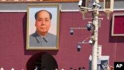 중국 '톈안먼 민주화 시위' 32주년을 맞은 4일, 베이징 톈안먼 광장 주변 곳곳에 감시 카메라가 설치돼 있다. 