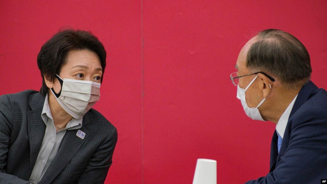 President of the Tokyo 2020 Organizing Committee of the Olympic and Paralympic Games Seiko Hashimoto, left, talks with Canon CEO and Honorary Chairman Fujio Mitarai before a Tokyo 2020 executive board meeting in Tokyo, May 26, 2021. 