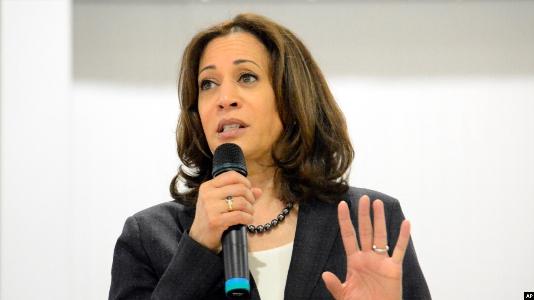 ARCHIVO - En esta foto del 9 de marzo de 2019 la senadora Kamal Harris habla durante un evento en St. George, Carolina del Sur, EE.UU. 