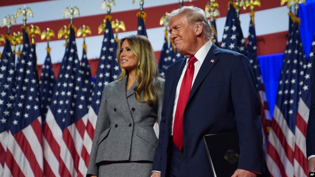 El candidato presidencial republicano, el expresidente Donald Trump, con la exprimera dama Melania Trump en una fiesta para ver la noche de las elecciones en el Centro de Convenciones de Palm Beach, el miércoles 6 de noviembre de 2024, en West Palm Beach, Florida. 