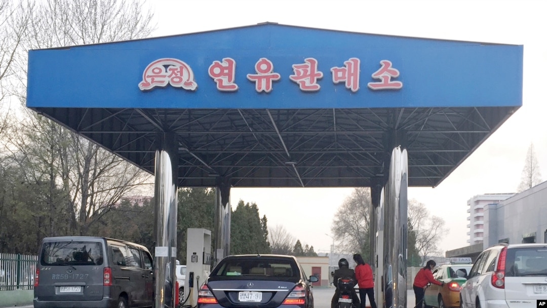 지난 2016년 4월 북한 평양의 주유소. (자료사진)
