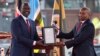 Rais wa Kenya William Ruto (Kushote) amkabidhi nakala ya katiba naibu wake mpya Kithure Kindiki muda mfupi baada ya kuapishwa nje ya jumba la KICC mjini Nairobi. Novemba 1, 2024.