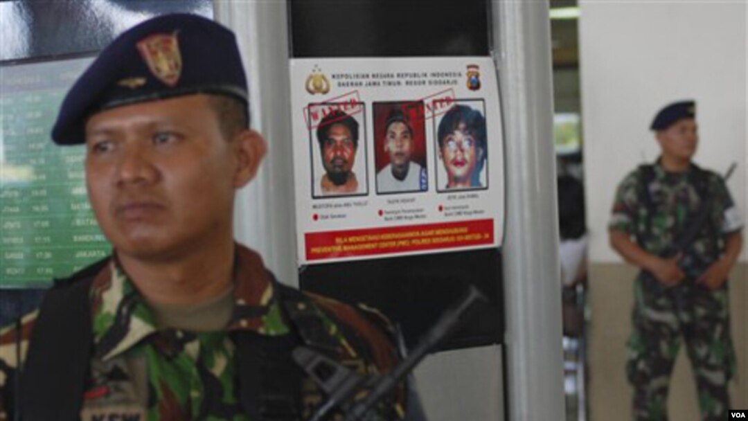 Los tres individuos también están en la lista de más buscados en Indonesia.