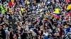 La gente participa en una protesta contra un proyecto de reforma tributaria presentado por el presidente colombiano Iván Duque, en Bogotá, el 28 de abril de 2021.