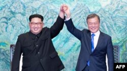 지난 2018년 4월 27일 남북정상이 '판문점 선언'에 서명한 후 함께 손을 들어올렸다.