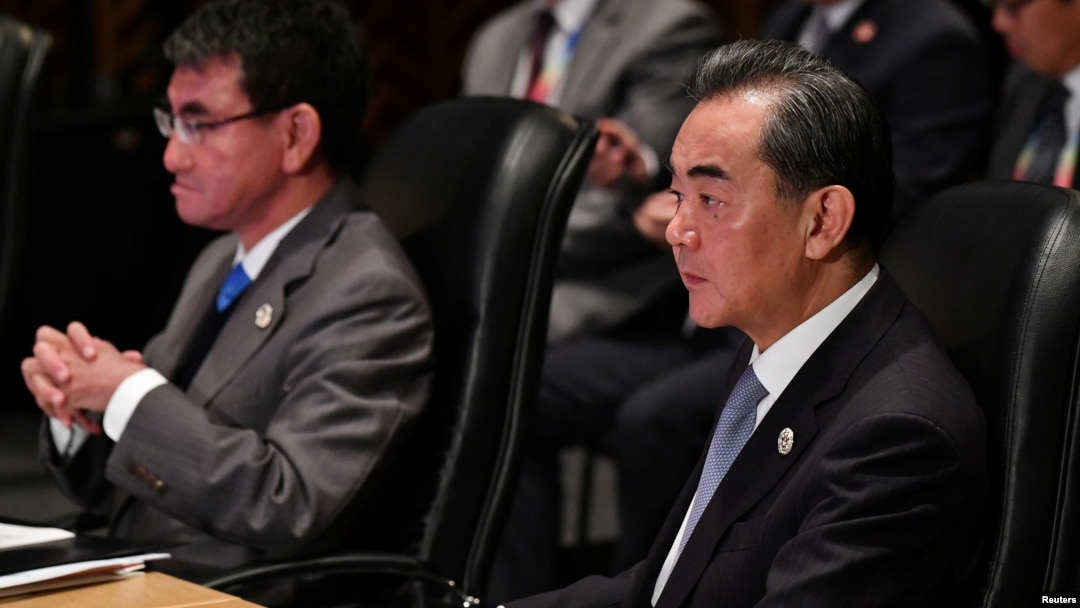 中國外長王毅(右)與日本新上任的外相河野太郎(左)在馬尼拉。