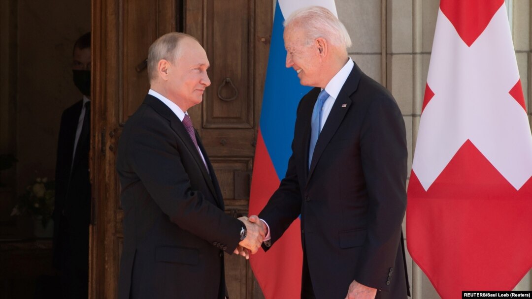 Rais wa Marekani Joe Biden (Kulia) na Rais wa Russia Vladimir Putin wakisalimiana walipowasili kufanya mkutano huko Villa La Grange, Geneva, Switzerland Juni 16, 2021. Saul Loeb/Pool via REUTERS
