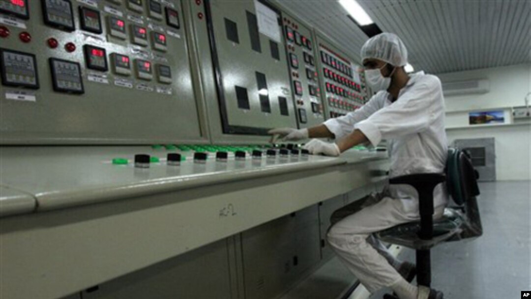 Wani kwararre yake aiki a wata masana'anatar tace Uranium na Iran.