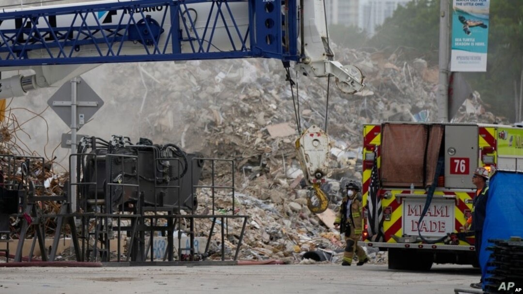 Equipos trabajan en los escombros del edificio de condominios Champlain Towers South, mientras continúan los trabajos de remoción y recuperación en el sitio, en Surfside, Florida, el 12 de julio 2021.