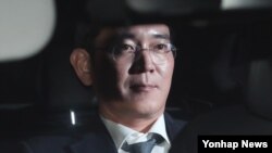 南韓三星企業集團繼承人李在鎔因他在朴謹惠政府的腐敗醜聞中因賄賂、貪污和其他罪名受到起訴。