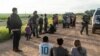 Inmigrantes en busca de asilo son detenidos por la patrulla fronteriza en la localidad Las Peñitas, Texas, Estados Unidos, tras cruzar el Río Grande.