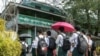 资料照片：缅甸青年学生在若开邦首府实兑在一所学校外面等待开学。(2021年6月1日)