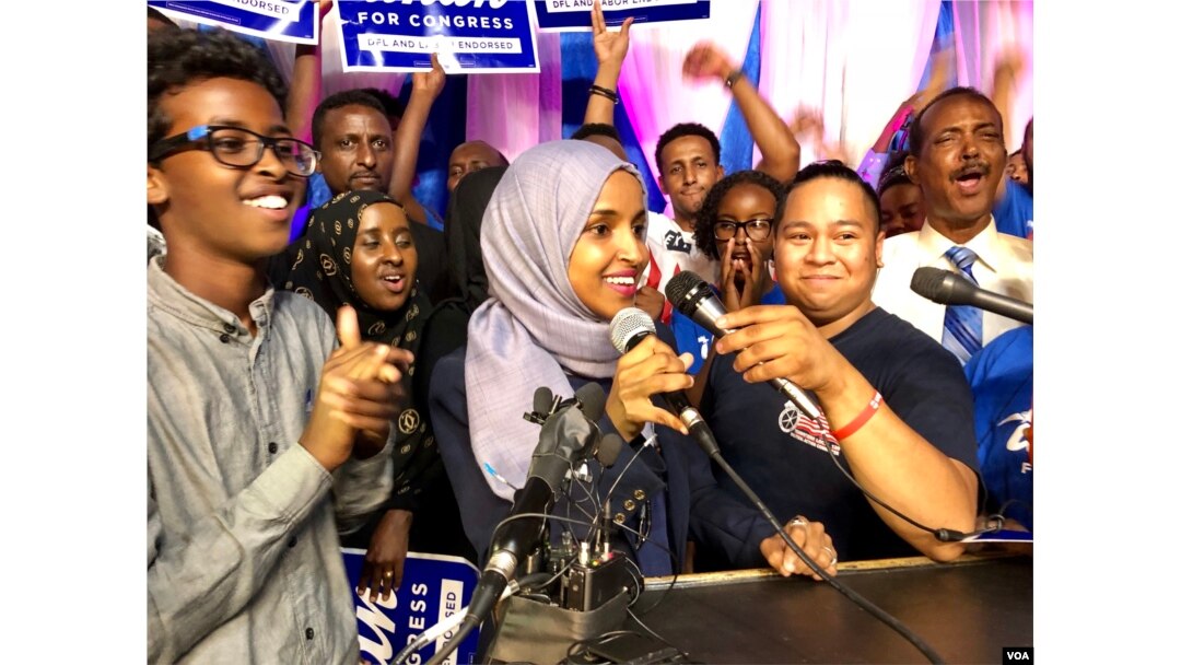 Ilhan Omar addresses supporters after her historic primary election victory to represent Minnesota's 5th District in the U.S. Congress in Minneapolis, Aug. 14, 2018. (Photo: K. Farabaugh / VOA)