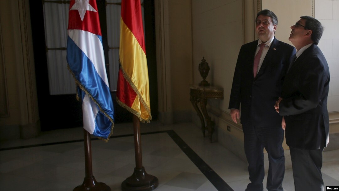 Germany's Economy Minister Sigmar Gabriel, left, and Cuba's Foreign Minister Bruno Rodriguez look at the ceiling of the building housing the foreign ministry prior to a meeting in Havana, Jan. 7, 2016.