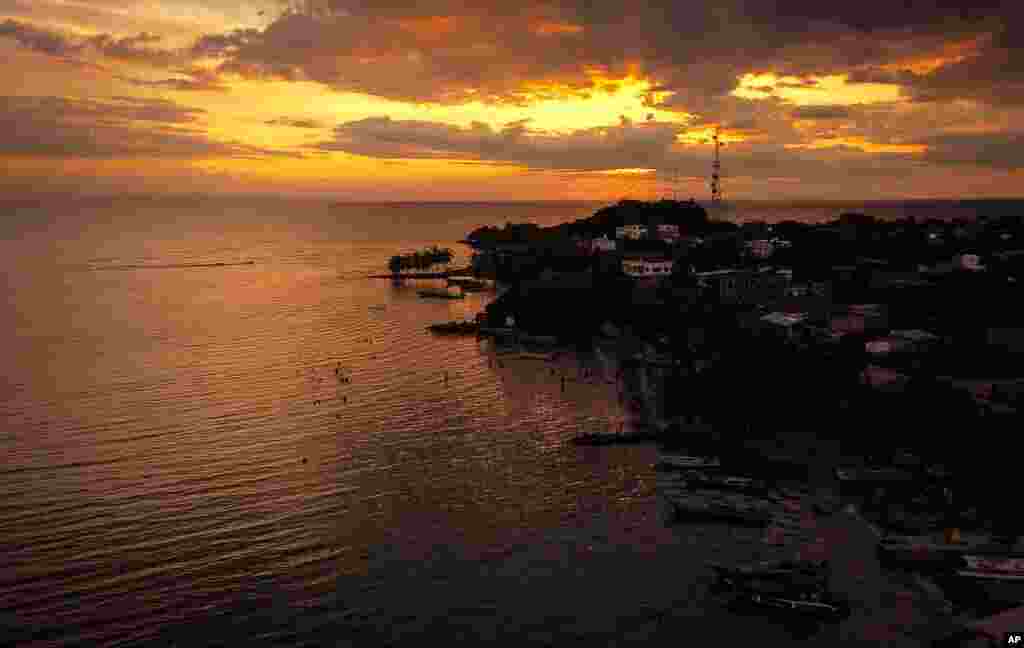La gente se ba&#241;a en el mar al atardecer en Necocl&#237;, Colombia.
